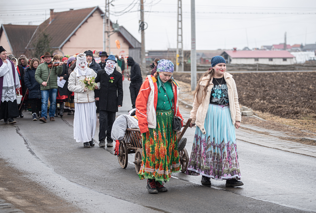 Jókedvvel, mulatással dugták el a Marost 